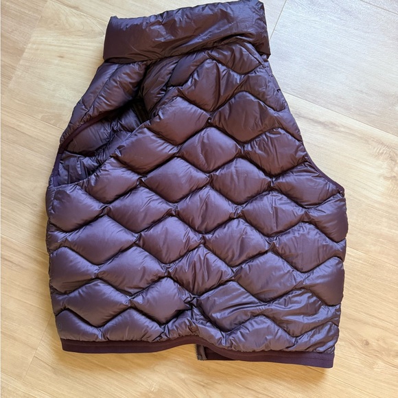 lululemon Women’s Featherweight 900-Down Fill Quilted Vest- Black Plum - Picture 4 of 4